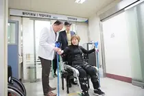 부산대병원, 부산대발전기금으로부터 보행보조로봇 전달받아