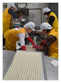 적십자사 서울지사, 취약계층에 봄맞이 사랑의 떡 나눔 봉사