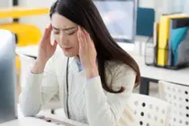 직장인 3명 중 1명, 만성두통 의심되나 치료에 대한 인식 낮아