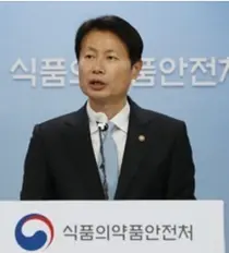 식약처, AZ백신 65세이상 접종 의사판단에 투여 결정