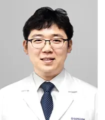 겨울 첫눈으로 생긴 빙판길, ‘골절’주의