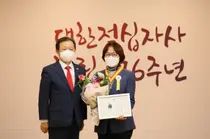 안규리 서울의대 명예교수, 대한적십자사 박애장 금장 수상