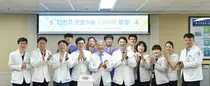 호남 최초에서 3,000례까지…화순전남대병원 로봇수술 새 역사
다빈치 Xi·SP 기반 고난도 중증 암 수술 선도
지역 의료격차 해소 이끈 맞춤형 정밀 의료 성과
화순전남대학교병원(병원장 이완식)이 다빈치 로봇수술 누적 3,000례를 달성하며 고난도 암수술 분야의 선도병원으로서 위상을 다시 한번 입증했다.
호남권 최초로 로봇수술 시스템을 도입한 화순전남대병원은 다빈치 Xi와 SP를 활용한 정밀수술 체계를 구축하며 중증 암환자 치료 역량을 높여왔다. 이번 3,000례 달성은 축적된 임상 경험과 첨단 수술 인프라가 결합해 이룬 성과로 평가받고 있다.
화순전남대병원의 로봇수술 역사는 2009년 12월 다빈치S 시스템 도입으로 시작됐다. 이후 2012년 누적 100례, 2022년 1,000례, 2024년 2,000례를 달성했으며 올해 6월 9일 3,000례를 돌파했다.
특히 2019년 다빈치 Xi 시스템을 도입한 데 이어 2023년에는 최신 단일공 플랫폼인 다빈치 SP를 추가 도입해 호남권 최초로 다공형(Xi)과 단일공(SP) 로봇수술 시스템을 모두 운영하는 병원으로 자리매김했다.
다빈치 로봇수술은 고해상도 3차원 영상과 사람 손보다 정교하게 움직이는 로봇팔을 이용해 좁고 복잡한 부위의 수술을 보다 정밀하게 시행할 수 있는 첨단 수술기법이다. 최소 절개를 통해 통증과 출혈을 줄이고 회복 속도를 높여 환자의 삶의 질 향상에 도움을 주고 있다.
지난 8일 대장항문외과 김창현 교수에게 다빈치 SP 로봇수술로 대장암 수술을 받은 이○○(51·여)씨는 “수술 후 회복 속도가 기대 이상으로 빨라 하루하루 몸 상태가 달라지는 것을 느끼고 있다”며 “암 진단을 받았을 때는 두려움이 컸지만 로봇수술에 대한 설명을 듣고 안심할 수 있었고, 수술 후에도 통증이 적고 회복이 빨라 큰 도움이 됐다”고 말했다.
이번 3,000례의 가장 큰 특징은 대부분이 중증 암환자를 대상으로 시행된 고난도 수술이라는 점이다.
비뇨의학과는 누적 1,795건으로 전립선암과 신장암 등 고난도 수술에서 정밀한 신장 기능 보존과 치료 성과를 높이고 있다. 대장항문외과는 단일공(SP) 로봇수술을 활용해 직장암 환자의 항문 보존과 최소침습 수술을 정착시켰으며, 내분비외과는 경부 흉터가 남지 않는 갑상선암 수술을 통해 환자 만족도를 높이고 있다.
또 위장관외과는 복잡한 상복부 혈관 주변의 정밀한 림프절 곽청술을 시행하고 있으며, 산부인과는 자궁 주변 신경망을 최대한 보존하는 정밀 암수술을 통해 빠른 회복을 돕고 있다. 최근에는 흉부외과 등 다양한 진료과까지 로봇수술 적용 범위가 확대되면서 고난도 암수술 역량이 더욱 강화되고 있다.
화순전남대병원은 Xi의 정밀성과 SP의 최소침습 기술을 통해 좁은 골반강, 복잡한 상복부 혈관, 미세 경부 신경망 등 육안 접근이 어려운 부위의 수술 성공률을 높이고 있으며, 환자별 질환 특성과 해부학적 구조에 최적화된 맞춤형 정밀수술을 구현하고 있다.
이는 단순한 수술 건수 증가를 넘어 지역 의료 발전 측면에서도 의미가 크다. 호남권 유일의 ‘듀얼 로봇 시스템(Xi·SP)’ 운영으로 수도권 대형병원 수준의 첨단 수술 인프라를 구축함으로써 지역 의료 자립도를 높이고, 수도권과 지방 간 의료격차 해소에도 기여하고 있기 때문이다.
화순전남대병원은 3,000례 달성을 기념해 6월 15일 이완식 병원장과 문경섭 진료부원장, 권동득 비뇨의학과 교수 등을 비롯한 임원진과 수술실 의료진 등이 참석한 가운데 기념행사를 개최하고 그동안의 성과를 공유했다. 행사에서는 환자 중심의 정밀의료 실현과 로봇수술 분야 발전을 위한 의지를 다시 한번 다졌다.
첫 로봇수술과 3,000번째 로봇수술을 모두 집도한 권동득 교수는 “로봇수술 3,000번째 수술까지 이어올 수 있었던 것은 특정 개인의 성과가 아니라 병원 모든 의료진이 쌓아온 실력과 신뢰의 결과다”며 “이번 3,000례 달성이 새로운 도약의 계기가 됐으면 한다”고 말했다.
이완식 병원장은“로봇수술 3,000례 달성은 첨단 암 치료와 미래 의료를 향한 도전 속에서 의료진과 수술실, 마취과 등 모든 구성원이 함께 이뤄낸 값진 성과다”며 “앞으로도 로봇수술 활성화와 신기술 도입을 지속해 고난도 암수술 역량을 강화하고, 지역민이 믿고 찾는 대한민국 대표 암 치료 중심병원으로 발전해 나가겠다”고 말했다.
※사진설명 : (사진 1~2) 화순전남대병원이 다빈치 로봇수술 3,000례 달성을 기념해 15일 병원 회의실에서 이완식 병원장을 비롯한 임직원과 권동득 교수 등 의료진이 참석한 가운데 기념행사를 개최하고 축하 케이크 커팅식을 진행하고 있다.
(사진 3~5) 화순전남대학교병원 의료진이 다빈치 로봇수술 시스템을 활용해 고난도 암수술을 시행하고 있다.
호남 최초에서 3,000례까지…화순전남대병원 로봇수술 새 역사
