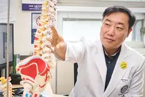 특발성 척추측만증 통증 거의 없어 어깨·골반 비대칭으로 발견