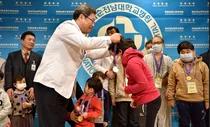 화순전남대병원, 소아암 완치 40명에게 축하 메달 전달
