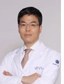 강남베드로병원, 할머니 무릎이 쑤시네...비가 오려나?