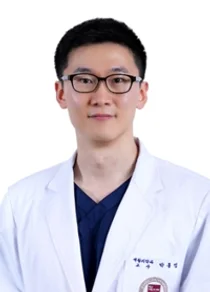 웃을 때도 ‘저리고 욱신’ 허리디스크… “재활 통해 증상 관리”