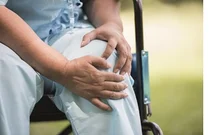 로슈, 생명 위협하는 골다공증 올 추석엔 부모님의 뼈 건강 챙기세요