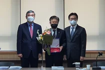 한국제약바이오협회, 유한양행 조욱제 사장에게 감사패 전달