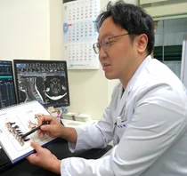 스마트폰과 함께 고개 숙인 당신, 거북목증후군 부른다