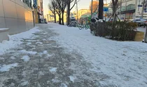 예쁜 첫눈, 바닥은 이미 얼기 시작했다…겨울 낙상 주의보