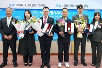 한독, 서울시의사회와 언론인 4명에게 제57회 사랑의 금십자상 시상