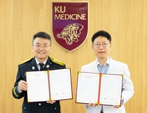  구로병원 - 구로소방서, ‘응급환자 대응 협력 강화 업무협약' 체결
고려대학교 구로병원(병원장 민병욱)은 4월 6일(월) 구로소방서(서장 정진기)와 응급환자 대응 협력 강화를 위한 업무협약을 체결했다.
협약식은 구로병원 이음관 3층 이음회의실에서 진행됐으며, 민병욱 병원장과 정진기 구로소방서장을 비롯한 양 기관 관계자들이 참석했다.
양 기관은 이번 협약을 통해 119구급상황관리센터와 의료기관 간 실시간 병상 및 진료 가능 정보 공유 체계를 구축하고, 중증응급환자의 신속한 이송과 치료를 위한 협력 체계를 강화하기로 했다. 또한 응급환자 수용 지연 방지를 위한 협력, 이송 전 사전 통보 체계 유지, 재난 등 다수사상자 발생 시 공동 대응 등 응급의료 전반에 걸친 협력을 확대해 나갈 계획이다.
민병욱 병원장은 “응급환자의 골든타임 확보를 위해서는 소방과 의료기관 간 긴밀한 협력이 무엇보다 중요하다”며 “이번 협약을 계기로 보다 신속하고 체계적인 응급의료 대응이 이루어질 수 있도록 최선을 다하겠다”고 말했다.
정진기 구로소방서장은 “지역 거점 의료기관인 고려대학교 구로병원과의 협력 체계 구축은 시민의 생명을 보호하는 가장 든든한 안전망이 될 것”이라며 “앞으로도 중증 응급환자가 적시에 적절한 치료를 받을 수 있도록 현장 대응 능력을 지속적으로 강화하겠다”고 밝혔다.
한편, 고려대학교 구로병원은 지역사회 응급의료 체계 강화를 위해 유관 기관과의 협력을 지속적으로 확대해 나가고 있다.
고려대학교 구로병원 - 구로소방서
