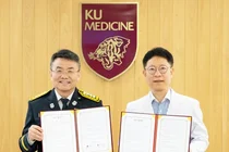  구로병원 - 구로소방서, ‘응급환자 대응 협력 강화 업무협약' 체결
고려대학교 구로병원(병원장 민병욱)은 4월 6일(월) 구로소방서(서장 정진기)와 응급환자 대응 협력 강화를 위한 업무협약을 체결했다.
협약식은 구로병원 이음관 3층 이음회의실에서 진행됐으며, 민병욱 병원장과 정진기 구로소방서장을 비롯한 양 기관 관계자들이 참석했다.
양 기관은 이번 협약을 통해 119구급상황관리센터와 의료기관 간 실시간 병상 및 진료 가능 정보 공유 체계를 구축하고, 중증응급환자의 신속한 이송과 치료를 위한 협력 체계를 강화하기로 했다. 또한 응급환자 수용 지연 방지를 위한 협력, 이송 전 사전 통보 체계 유지, 재난 등 다수사상자 발생 시 공동 대응 등 응급의료 전반에 걸친 협력을 확대해 나갈 계획이다.
민병욱 병원장은 “응급환자의 골든타임 확보를 위해서는 소방과 의료기관 간 긴밀한 협력이 무엇보다 중요하다”며 “이번 협약을 계기로 보다 신속하고 체계적인 응급의료 대응이 이루어질 수 있도록 최선을 다하겠다”고 말했다.
정진기 구로소방서장은 “지역 거점 의료기관인 고려대학교 구로병원과의 협력 체계 구축은 시민의 생명을 보호하는 가장 든든한 안전망이 될 것”이라며 “앞으로도 중증 응급환자가 적시에 적절한 치료를 받을 수 있도록 현장 대응 능력을 지속적으로 강화하겠다”고 밝혔다.
한편, 고려대학교 구로병원은 지역사회 응급의료 체계 강화를 위해 유관 기관과의 협력을 지속적으로 확대해 나가고 있다.
고려대학교 구로병원 - 구로소방서
