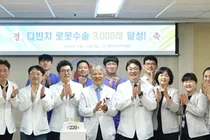 호남 최초에서 3,000례까지…화순전남대병원 로봇수술 새 역사
다빈치 Xi·SP 기반 고난도 중증 암 수술 선도
지역 의료격차 해소 이끈 맞춤형 정밀 의료 성과
화순전남대학교병원(병원장 이완식)이 다빈치 로봇수술 누적 3,000례를 달성하며 고난도 암수술 분야의 선도병원으로서 위상을 다시 한번 입증했다.
호남권 최초로 로봇수술 시스템을 도입한 화순전남대병원은 다빈치 Xi와 SP를 활용한 정밀수술 체계를 구축하며 중증 암환자 치료 역량을 높여왔다. 이번 3,000례 달성은 축적된 임상 경험과 첨단 수술 인프라가 결합해 이룬 성과로 평가받고 있다.
화순전남대병원의 로봇수술 역사는 2009년 12월 다빈치S 시스템 도입으로 시작됐다. 이후 2012년 누적 100례, 2022년 1,000례, 2024년 2,000례를 달성했으며 올해 6월 9일 3,000례를 돌파했다.
특히 2019년 다빈치 Xi 시스템을 도입한 데 이어 2023년에는 최신 단일공 플랫폼인 다빈치 SP를 추가 도입해 호남권 최초로 다공형(Xi)과 단일공(SP) 로봇수술 시스템을 모두 운영하는 병원으로 자리매김했다.
다빈치 로봇수술은 고해상도 3차원 영상과 사람 손보다 정교하게 움직이는 로봇팔을 이용해 좁고 복잡한 부위의 수술을 보다 정밀하게 시행할 수 있는 첨단 수술기법이다. 최소 절개를 통해 통증과 출혈을 줄이고 회복 속도를 높여 환자의 삶의 질 향상에 도움을 주고 있다.
지난 8일 대장항문외과 김창현 교수에게 다빈치 SP 로봇수술로 대장암 수술을 받은 이○○(51·여)씨는 “수술 후 회복 속도가 기대 이상으로 빨라 하루하루 몸 상태가 달라지는 것을 느끼고 있다”며 “암 진단을 받았을 때는 두려움이 컸지만 로봇수술에 대한 설명을 듣고 안심할 수 있었고, 수술 후에도 통증이 적고 회복이 빨라 큰 도움이 됐다”고 말했다.
이번 3,000례의 가장 큰 특징은 대부분이 중증 암환자를 대상으로 시행된 고난도 수술이라는 점이다.
비뇨의학과는 누적 1,795건으로 전립선암과 신장암 등 고난도 수술에서 정밀한 신장 기능 보존과 치료 성과를 높이고 있다. 대장항문외과는 단일공(SP) 로봇수술을 활용해 직장암 환자의 항문 보존과 최소침습 수술을 정착시켰으며, 내분비외과는 경부 흉터가 남지 않는 갑상선암 수술을 통해 환자 만족도를 높이고 있다.
또 위장관외과는 복잡한 상복부 혈관 주변의 정밀한 림프절 곽청술을 시행하고 있으며, 산부인과는 자궁 주변 신경망을 최대한 보존하는 정밀 암수술을 통해 빠른 회복을 돕고 있다. 최근에는 흉부외과 등 다양한 진료과까지 로봇수술 적용 범위가 확대되면서 고난도 암수술 역량이 더욱 강화되고 있다.
화순전남대병원은 Xi의 정밀성과 SP의 최소침습 기술을 통해 좁은 골반강, 복잡한 상복부 혈관, 미세 경부 신경망 등 육안 접근이 어려운 부위의 수술 성공률을 높이고 있으며, 환자별 질환 특성과 해부학적 구조에 최적화된 맞춤형 정밀수술을 구현하고 있다.
이는 단순한 수술 건수 증가를 넘어 지역 의료 발전 측면에서도 의미가 크다. 호남권 유일의 ‘듀얼 로봇 시스템(Xi·SP)’ 운영으로 수도권 대형병원 수준의 첨단 수술 인프라를 구축함으로써 지역 의료 자립도를 높이고, 수도권과 지방 간 의료격차 해소에도 기여하고 있기 때문이다.
화순전남대병원은 3,000례 달성을 기념해 6월 15일 이완식 병원장과 문경섭 진료부원장, 권동득 비뇨의학과 교수 등을 비롯한 임원진과 수술실 의료진 등이 참석한 가운데 기념행사를 개최하고 그동안의 성과를 공유했다. 행사에서는 환자 중심의 정밀의료 실현과 로봇수술 분야 발전을 위한 의지를 다시 한번 다졌다.
첫 로봇수술과 3,000번째 로봇수술을 모두 집도한 권동득 교수는 “로봇수술 3,000번째 수술까지 이어올 수 있었던 것은 특정 개인의 성과가 아니라 병원 모든 의료진이 쌓아온 실력과 신뢰의 결과다”며 “이번 3,000례 달성이 새로운 도약의 계기가 됐으면 한다”고 말했다.
이완식 병원장은“로봇수술 3,000례 달성은 첨단 암 치료와 미래 의료를 향한 도전 속에서 의료진과 수술실, 마취과 등 모든 구성원이 함께 이뤄낸 값진 성과다”며 “앞으로도 로봇수술 활성화와 신기술 도입을 지속해 고난도 암수술 역량을 강화하고, 지역민이 믿고 찾는 대한민국 대표 암 치료 중심병원으로 발전해 나가겠다”고 말했다.
※사진설명 : (사진 1~2) 화순전남대병원이 다빈치 로봇수술 3,000례 달성을 기념해 15일 병원 회의실에서 이완식 병원장을 비롯한 임직원과 권동득 교수 등 의료진이 참석한 가운데 기념행사를 개최하고 축하 케이크 커팅식을 진행하고 있다.
(사진 3~5) 화순전남대학교병원 의료진이 다빈치 로봇수술 시스템을 활용해 고난도 암수술을 시행하고 있다.
호남 최초에서 3,000례까지…화순전남대병원 로봇수술 새 역사
