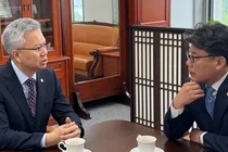 진성준 국방위원장-김택우 의협 회장, “공보의 복무 단축 추진” 공감대