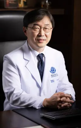 ▲제23회 한독학술경영대상을 수상하는 연세대학교 세브란스병원 이강영 원장.