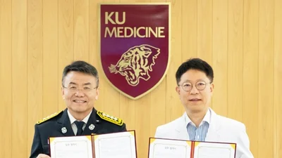  구로병원 - 구로소방서, ‘응급환자 대응 협력 강화 업무협약' 체결
고려대학교 구로병원(병원장 민병욱)은 4월 6일(월) 구로소방서(서장 정진기)와 응급환자 대응 협력 강화를 위한 업무협약을 체결했다.
협약식은 구로병원 이음관 3층 이음회의실에서 진행됐으며, 민병욱 병원장과 정진기 구로소방서장을 비롯한 양 기관 관계자들이 참석했다.
양 기관은 이번 협약을 통해 119구급상황관리센터와 의료기관 간 실시간 병상 및 진료 가능 정보 공유 체계를 구축하고, 중증응급환자의 신속한 이송과 치료를 위한 협력 체계를 강화하기로 했다. 또한 응급환자 수용 지연 방지를 위한 협력, 이송 전 사전 통보 체계 유지, 재난 등 다수사상자 발생 시 공동 대응 등 응급의료 전반에 걸친 협력을 확대해 나갈 계획이다.
민병욱 병원장은 “응급환자의 골든타임 확보를 위해서는 소방과 의료기관 간 긴밀한 협력이 무엇보다 중요하다”며 “이번 협약을 계기로 보다 신속하고 체계적인 응급의료 대응이 이루어질 수 있도록 최선을 다하겠다”고 말했다.
정진기 구로소방서장은 “지역 거점 의료기관인 고려대학교 구로병원과의 협력 체계 구축은 시민의 생명을 보호하는 가장 든든한 안전망이 될 것”이라며 “앞으로도 중증 응급환자가 적시에 적절한 치료를 받을 수 있도록 현장 대응 능력을 지속적으로 강화하겠다”고 밝혔다.
한편, 고려대학교 구로병원은 지역사회 응급의료 체계 강화를 위해 유관 기관과의 협력을 지속적으로 확대해 나가고 있다.
고려대학교 구로병원 - 구로소방서
