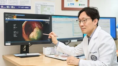 배 자주 아프고 혈변까지? ‘이 질환’ 의심