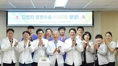 호남 최초에서 3,000례까지…화순전남대병원 로봇수술 새 역사
다빈치 Xi·SP 기반 고난도 중증 암 수술 선도
지역 의료격차 해소 이끈 맞춤형 정밀 의료 성과
화순전남대학교병원(병원장 이완식)이 다빈치 로봇수술 누적 3,000례를 달성하며 고난도 암수술 분야의 선도병원으로서 위상을 다시 한번 입증했다.
호남권 최초로 로봇수술 시스템을 도입한 화순전남대병원은 다빈치 Xi와 SP를 활용한 정밀수술 체계를 구축하며 중증 암환자 치료 역량을 높여왔다. 이번 3,000례 달성은 축적된 임상 경험과 첨단 수술 인프라가 결합해 이룬 성과로 평가받고 있다.
화순전남대병원의 로봇수술 역사는 2009년 12월 다빈치S 시스템 도입으로 시작됐다. 이후 2012년 누적 100례, 2022년 1,000례, 2024년 2,000례를 달성했으며 올해 6월 9일 3,000례를 돌파했다.
특히 2019년 다빈치 Xi 시스템을 도입한 데 이어 2023년에는 최신 단일공 플랫폼인 다빈치 SP를 추가 도입해 호남권 최초로 다공형(Xi)과 단일공(SP) 로봇수술 시스템을 모두 운영하는 병원으로 자리매김했다.
다빈치 로봇수술은 고해상도 3차원 영상과 사람 손보다 정교하게 움직이는 로봇팔을 이용해 좁고 복잡한 부위의 수술을 보다 정밀하게 시행할 수 있는 첨단 수술기법이다. 최소 절개를 통해 통증과 출혈을 줄이고 회복 속도를 높여 환자의 삶의 질 향상에 도움을 주고 있다.
지난 8일 대장항문외과 김창현 교수에게 다빈치 SP 로봇수술로 대장암 수술을 받은 이○○(51·여)씨는 “수술 후 회복 속도가 기대 이상으로 빨라 하루하루 몸 상태가 달라지는 것을 느끼고 있다”며 “암 진단을 받았을 때는 두려움이 컸지만 로봇수술에 대한 설명을 듣고 안심할 수 있었고, 수술 후에도 통증이 적고 회복이 빨라 큰 도움이 됐다”고 말했다.
이번 3,000례의 가장 큰 특징은 대부분이 중증 암환자를 대상으로 시행된 고난도 수술이라는 점이다.
비뇨의학과는 누적 1,795건으로 전립선암과 신장암 등 고난도 수술에서 정밀한 신장 기능 보존과 치료 성과를 높이고 있다. 대장항문외과는 단일공(SP) 로봇수술을 활용해 직장암 환자의 항문 보존과 최소침습 수술을 정착시켰으며, 내분비외과는 경부 흉터가 남지 않는 갑상선암 수술을 통해 환자 만족도를 높이고 있다.
또 위장관외과는 복잡한 상복부 혈관 주변의 정밀한 림프절 곽청술을 시행하고 있으며, 산부인과는 자궁 주변 신경망을 최대한 보존하는 정밀 암수술을 통해 빠른 회복을 돕고 있다. 최근에는 흉부외과 등 다양한 진료과까지 로봇수술 적용 범위가 확대되면서 고난도 암수술 역량이 더욱 강화되고 있다.
화순전남대병원은 Xi의 정밀성과 SP의 최소침습 기술을 통해 좁은 골반강, 복잡한 상복부 혈관, 미세 경부 신경망 등 육안 접근이 어려운 부위의 수술 성공률을 높이고 있으며, 환자별 질환 특성과 해부학적 구조에 최적화된 맞춤형 정밀수술을 구현하고 있다.
이는 단순한 수술 건수 증가를 넘어 지역 의료 발전 측면에서도 의미가 크다. 호남권 유일의 ‘듀얼 로봇 시스템(Xi·SP)’ 운영으로 수도권 대형병원 수준의 첨단 수술 인프라를 구축함으로써 지역 의료 자립도를 높이고, 수도권과 지방 간 의료격차 해소에도 기여하고 있기 때문이다.
화순전남대병원은 3,000례 달성을 기념해 6월 15일 이완식 병원장과 문경섭 진료부원장, 권동득 비뇨의학과 교수 등을 비롯한 임원진과 수술실 의료진 등이 참석한 가운데 기념행사를 개최하고 그동안의 성과를 공유했다. 행사에서는 환자 중심의 정밀의료 실현과 로봇수술 분야 발전을 위한 의지를 다시 한번 다졌다.
첫 로봇수술과 3,000번째 로봇수술을 모두 집도한 권동득 교수는 “로봇수술 3,000번째 수술까지 이어올 수 있었던 것은 특정 개인의 성과가 아니라 병원 모든 의료진이 쌓아온 실력과 신뢰의 결과다”며 “이번 3,000례 달성이 새로운 도약의 계기가 됐으면 한다”고 말했다.
이완식 병원장은“로봇수술 3,000례 달성은 첨단 암 치료와 미래 의료를 향한 도전 속에서 의료진과 수술실, 마취과 등 모든 구성원이 함께 이뤄낸 값진 성과다”며 “앞으로도 로봇수술 활성화와 신기술 도입을 지속해 고난도 암수술 역량을 강화하고, 지역민이 믿고 찾는 대한민국 대표 암 치료 중심병원으로 발전해 나가겠다”고 말했다.
※사진설명 : (사진 1~2) 화순전남대병원이 다빈치 로봇수술 3,000례 달성을 기념해 15일 병원 회의실에서 이완식 병원장을 비롯한 임직원과 권동득 교수 등 의료진이 참석한 가운데 기념행사를 개최하고 축하 케이크 커팅식을 진행하고 있다.
(사진 3~5) 화순전남대학교병원 의료진이 다빈치 로봇수술 시스템을 활용해 고난도 암수술을 시행하고 있다.
호남 최초에서 3,000례까지…화순전남대병원 로봇수술 새 역사
