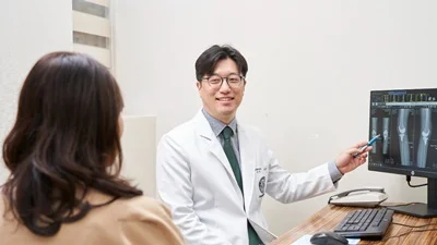 무릎 통증, 나이 탓으로만 넘기면 안 되는 이유