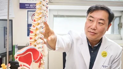 특발성 척추측만증 통증 거의 없어 어깨·골반 비대칭으로 발견
