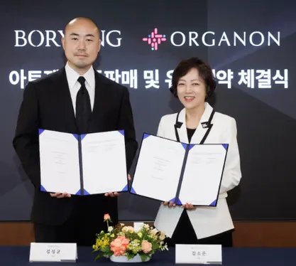 ▲‘아토젯 공동판매 및 유통계약 체결식’에서 ㈜보령 김정균 대표(좌)와 한국오가논 김소은 대표가 계약서에 서명 후 기념 찰칵.