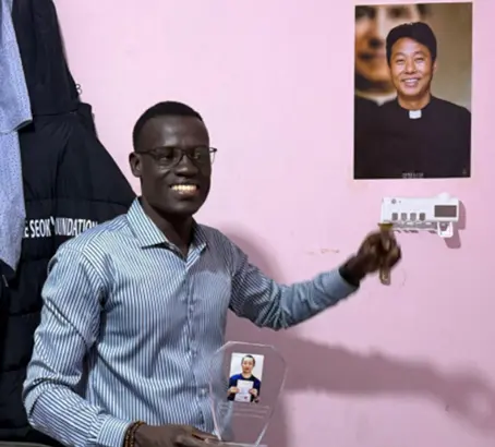 사진 : 남수단 최초의 신경과 의사가 된 조셉 볼(Joseph Bol). 자신의 방에 이태석 신부의 사진을 걸어 놓고 의사의 꿈을 현실로 만들었다