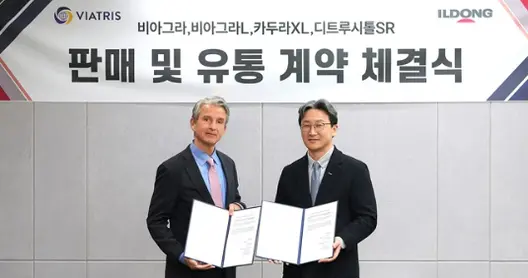 ▲일동제약 비아트리스 코리아와 비뇨기 치료제 독점 유통 계약. 사진 오른쪽 일동제약 이재준 대표, 왼쪽 빌 슈스터 대표.