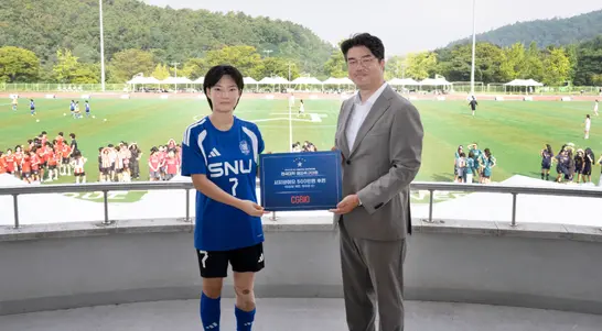▲유현승 시지바이오 대표이사(오른쪽)가 ‘2026 샤-컵’ 참가 선수 대표에게 후원 물품 전달판 전달.