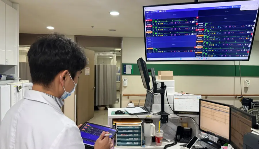 ▲[사진2] 문산중앙병원 병동에서 간호사가 씽크(thynC) 시스템을 통해 환자 상태를 실시간으로 모니터링하고 있다.