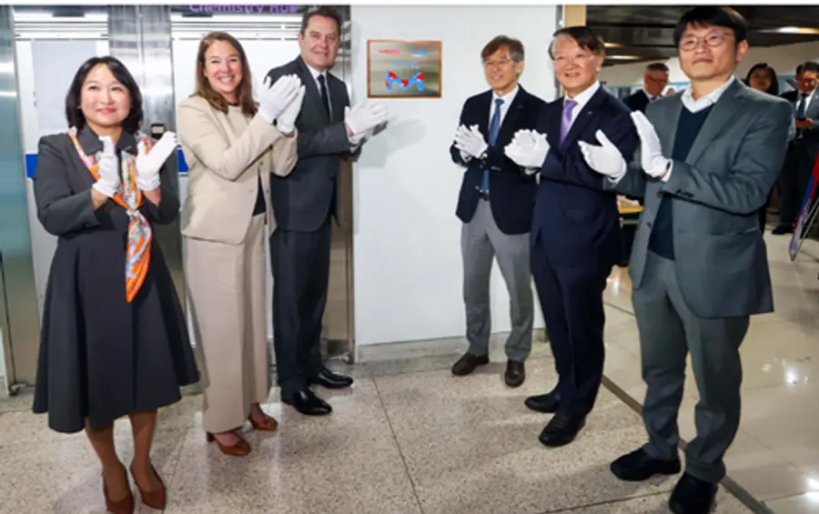 사진:머크 라이프사이언스와 KAIST 관계자들이 KAIST 화학과에 개소한 ‘머크 케미스트리 허브’ 오픈 기념식에서 기념촬영