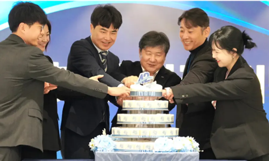 ▲창립42주년 기념식 후 케익 커팅하는 곽달원 대표(가운데)와 직원들. 