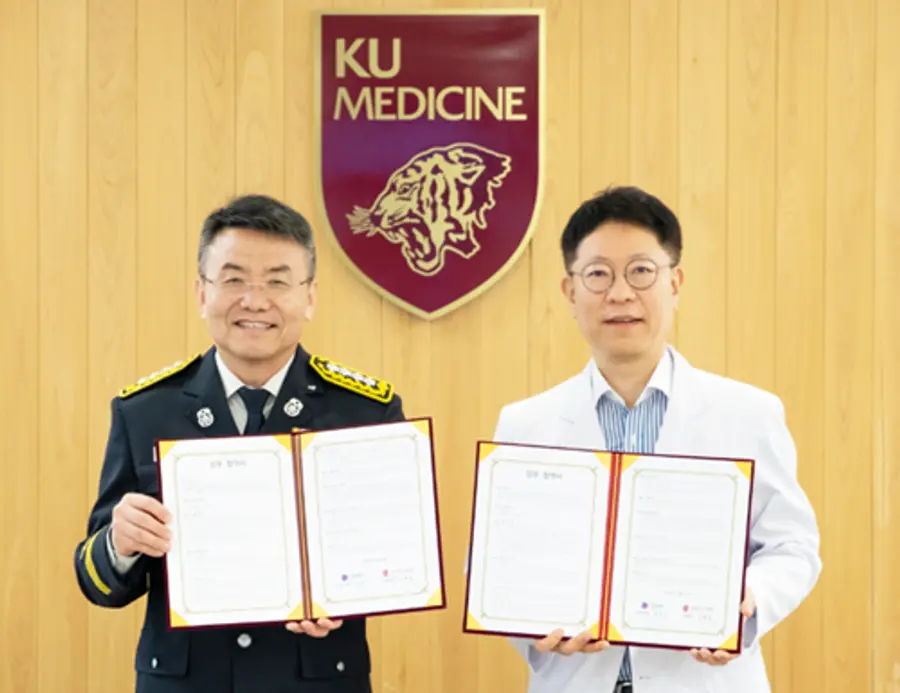 사진 : 민병욱 병원장과 정진기 구로소방서장이 참석