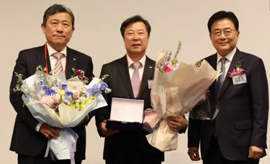 사진 : (왼쪽부터) 이성규 병협회장, JW중외박애상 수상자인 신응진 교수, 신영섭 JW중외제약 대표이사