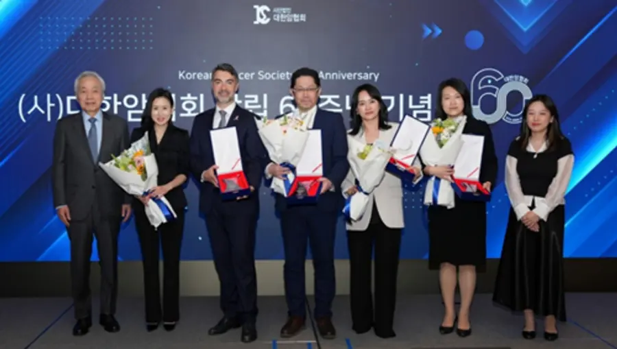 사진 : (왼쪽 첫번째 대한암협회 이민혁 회장, 세번째부터 에스티로더 컴퍼니즈 코리아 장-알렉상드르 아바르 대표이사, 한국오노약품공업 사토 칸 대표이사, 올림푸스한국 조혜영 이사, 한화생명보험 김정미 부장)