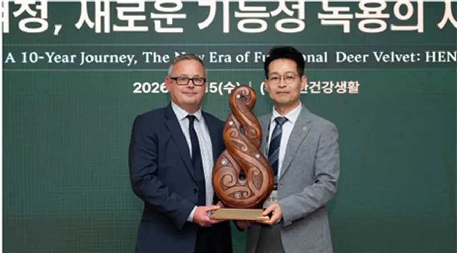 ▲DINZ 리스 그리피스 CEO와 유한건강생활 손정수 대표(오른쪽)가 영원한 우정을 상징하는 뉴질랜드의 마오리 전통 조각을 들고 기념 찰칵.