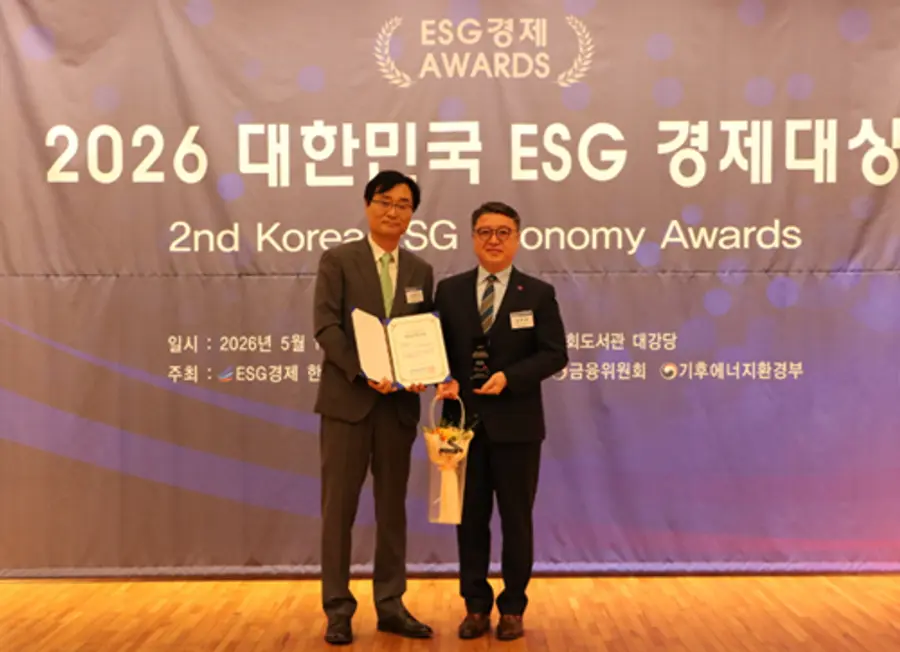 사진 : (남부명 안전경영실장 오른쪽)은 5월 19일 서울 여의도에서 개최된 ‘2026 대한민국 ESG경제대상 시상식’에서 공공부문 종합대상을 수상 모습