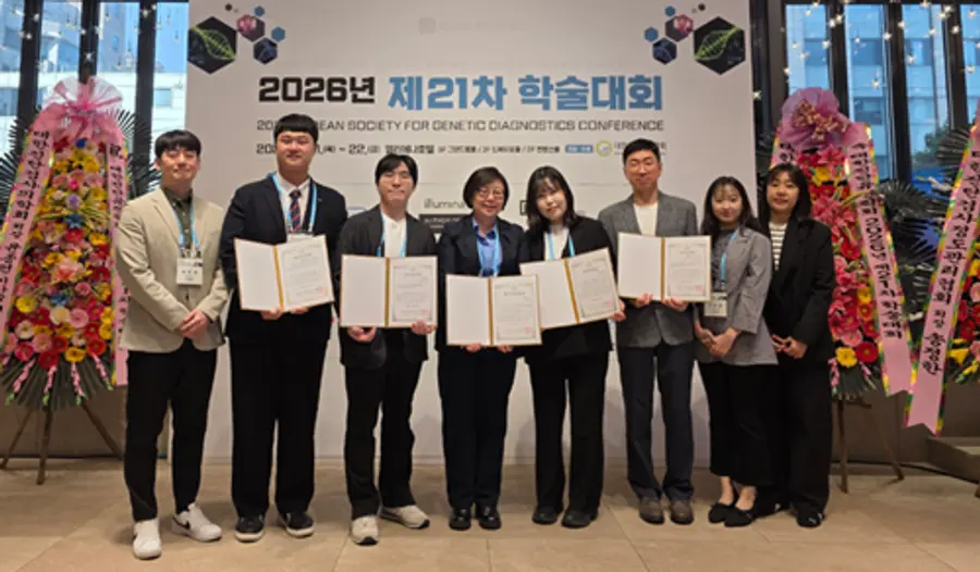 (사진) 국립암센터 공선영 교수 연구팀 단체사진 ((좌측에서 2번째) 장준하 학생), (좌측 4번째) 공선영 교수, (좌측 5번째 강민채 연구원)