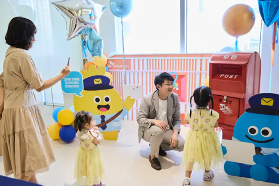 사진 : 행사에 참가한 구성원과 가족들이 '사랑의 우체통'에 편지를 부치고 있다