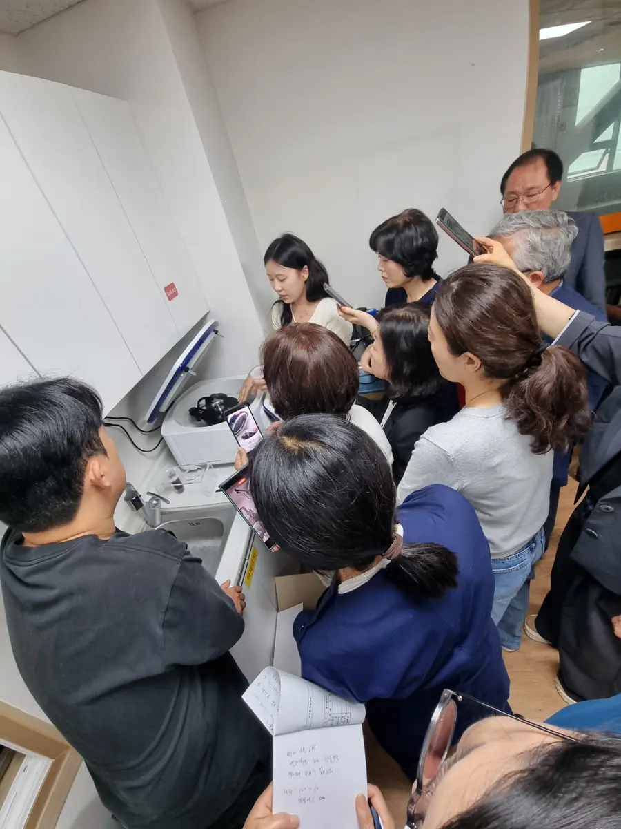 사진: 미라셀 전문 간호 직원이 원심분리기를 시연하는 모습