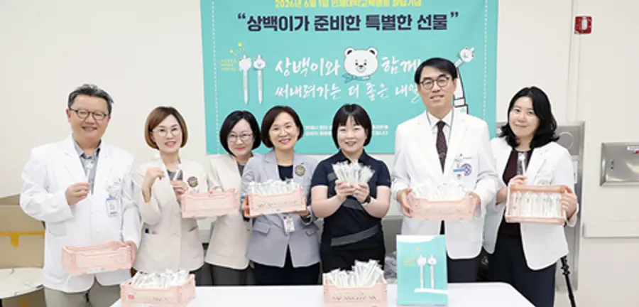 사진 : ‘상백이 볼펜’ 배포에 참여한 병원 주요 보직자들이 기념촬영을 하고 있다.(오른쪽에서 두 번째 배병노 원장)