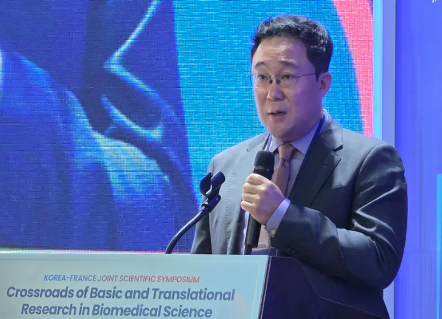 ▲큐리언트 남기연 대표가 한국-프랑스 수교 140주년 기념 ‘Korea-France Joint Scientific Symposium’서 발표하고 있다.