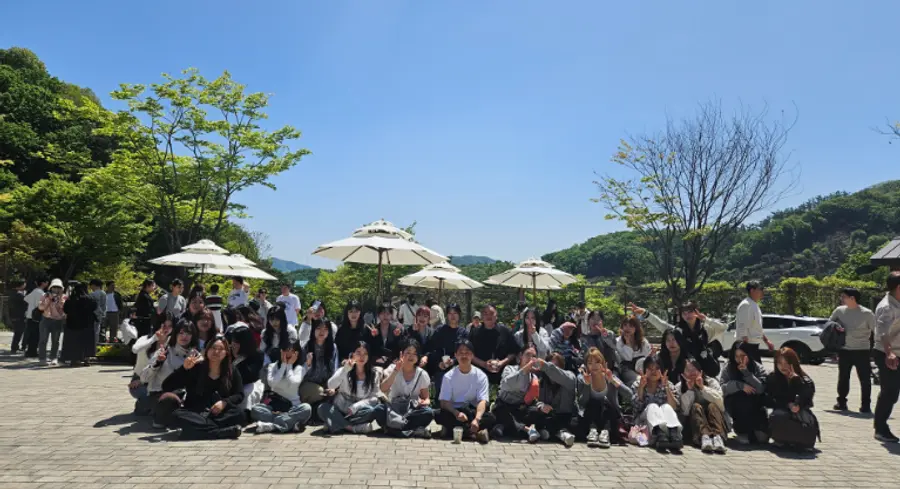 ▲일양약품 용인공장 직원들은 9일 경기도 광주시에 위치한 자연속 곤지암 화담숲에서 함께 걷기 행사를 가졌다.