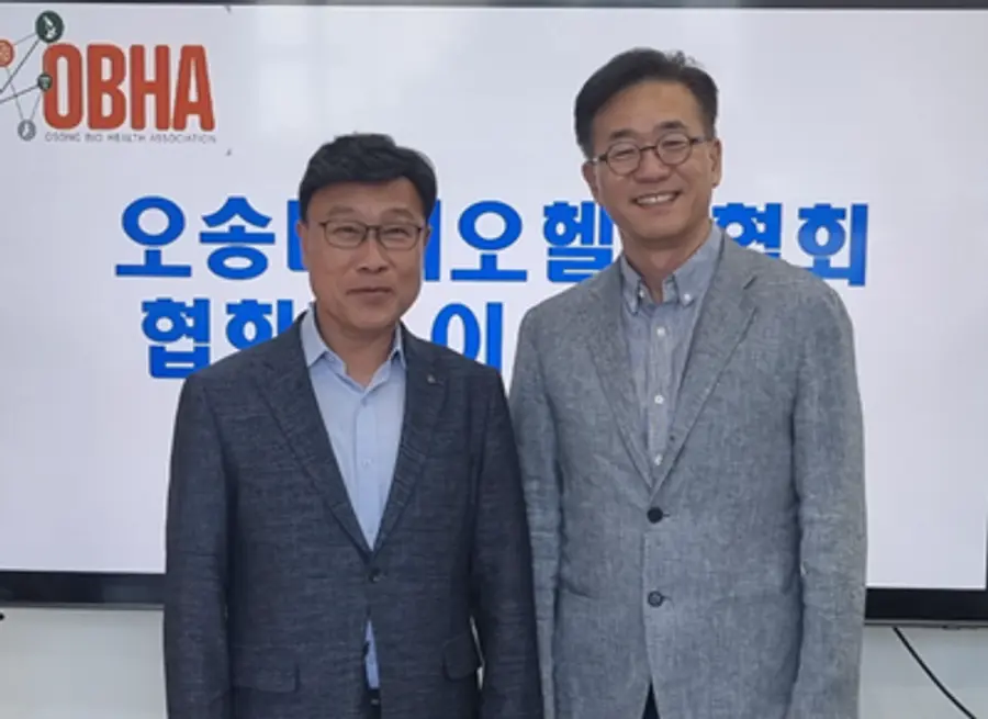 사진 : 오송바이오헬스협회 은병선 초대 회장, 제2대 박종홍 회장(왼쪽부터)
