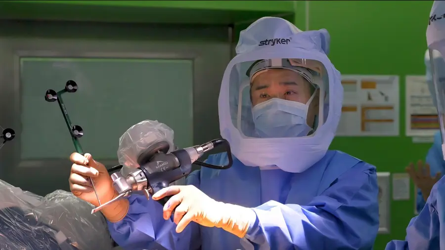 사진 : 한림대학교강남성심병원 정형외과 김중일 교수가 무릎 로봇인공관절수술을 집도하는 모습