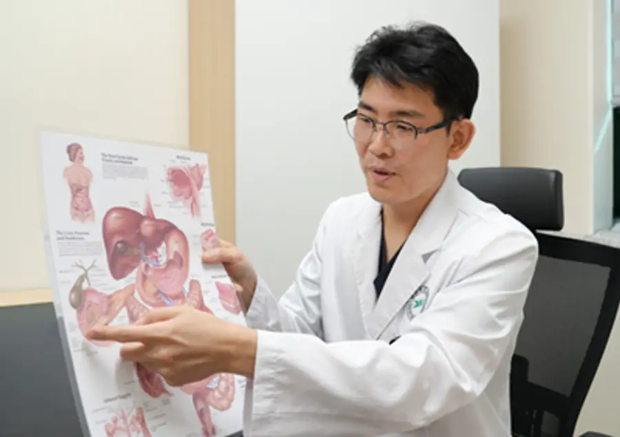 사진 : 분당제생병원 외과 이수호 과장이 환자에게 설명하고 있다