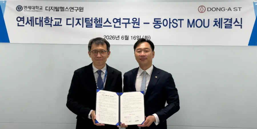 협약식. 사진 왼쪽 김현창 원장과 동아ST 정재훈 사장 "디지털헬스 제품 실증과 코호트 연구 공동추진-협력 지속 확대"를 밝혔다.