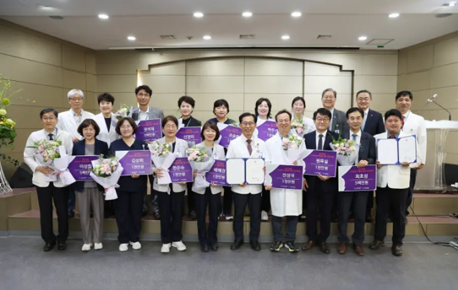 사진 : 삼육서울병원 발전기금 정기후원 2차 약정식 참석자들이 기념촬영을 하고 있다.