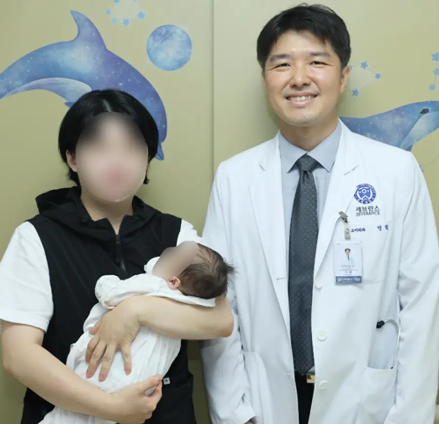 소아외과 인경 교수와 환아, 보호자 기념사진